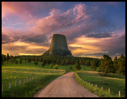 Ein Leinwandbild vom Devils Tower bei Sonnenuntergang.