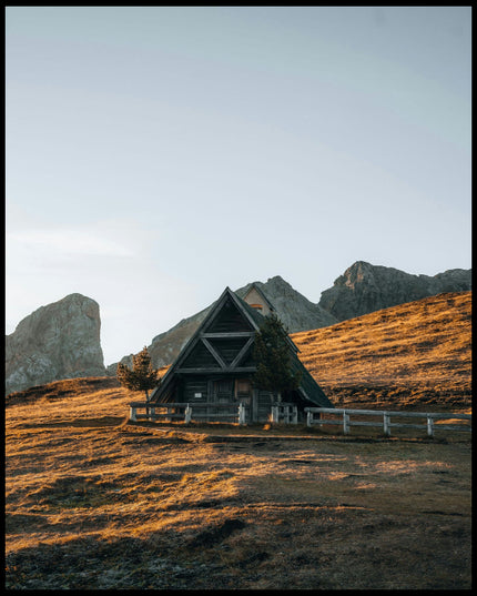 Ein Leinwandbild von einer kleinen Kapelle in den Dolomiten bei Sonnenuntergang.