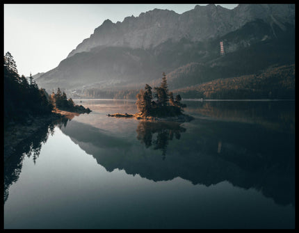 Ein Poster von einer malerischen Insel im Eibsee bei Bayern.