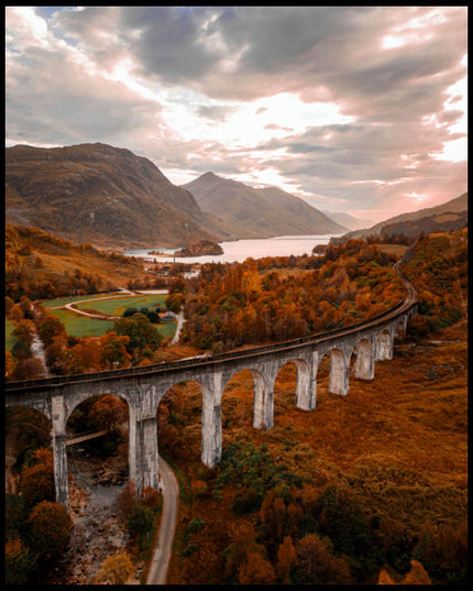 Ein Poster von dem Glenfinnan-Viadukt in Schottland, umgeben von herbstlicher Landschaft und Bergen im Hintergrund.