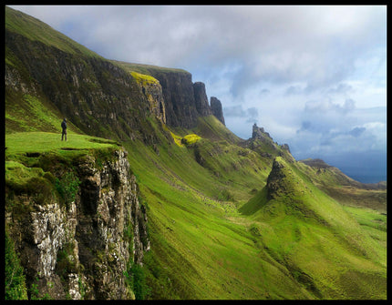 Ein Poster von grasbewachsenen Bergformationen auf der schottischen Insel Skye.