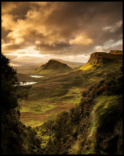 Ein Poster von einer kargen, grünen Berglandschaft im Sonnenuntergang.