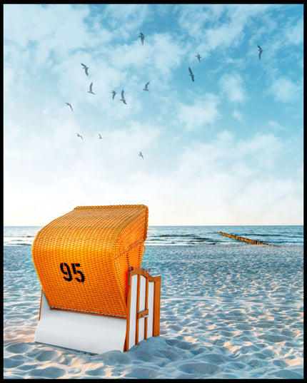 Ein Poster von einem orangenen Strandkorb am Strand der in Richtung Meer gerichtet ist.