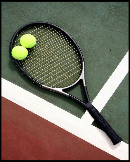 Ein Poster von einem Tennisschläger und zwei Tennisbällen auf einem Tennisplatz mit grünen und roten Feldern.