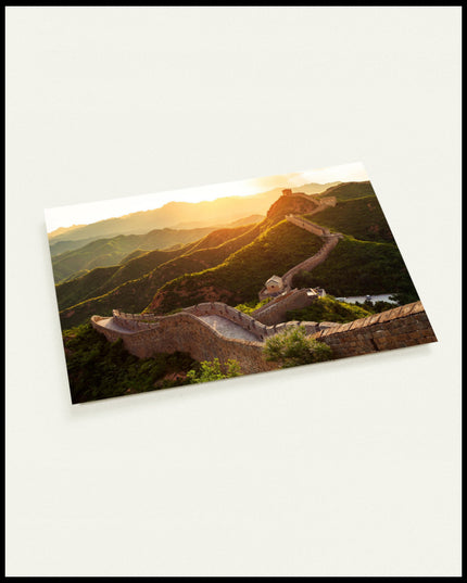 Eine Postkarte von der chinesischen Mauer im Sonnenuntergang.